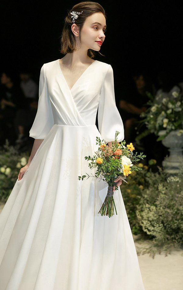 Schlichtes Boho Brautkleid mit Ärmeln