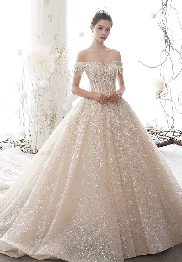 Prinzessinnen-Brautkleid Carmen mit off-shoulder Spitze und voluminösem Glitzerrock