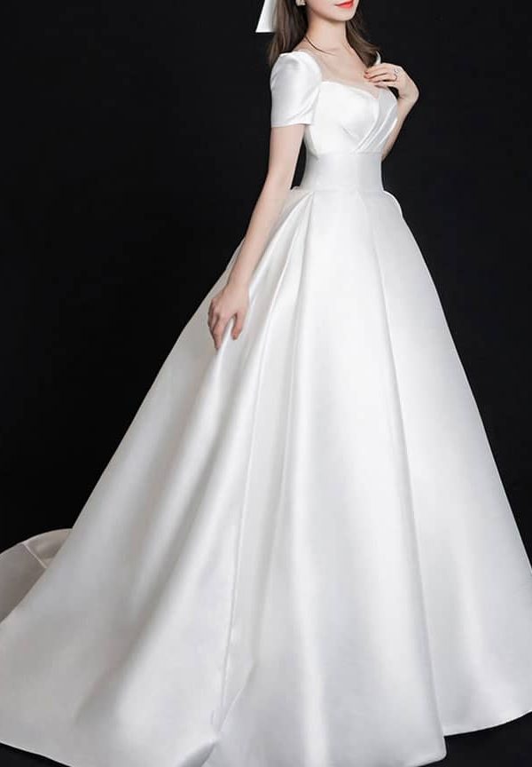 Prinzessin Brautkleid in Weiß mit kurzen Ärmeln und weitem Rock aus Satin