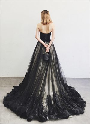Gothic Brautkleid mit extravaganter Schleppe