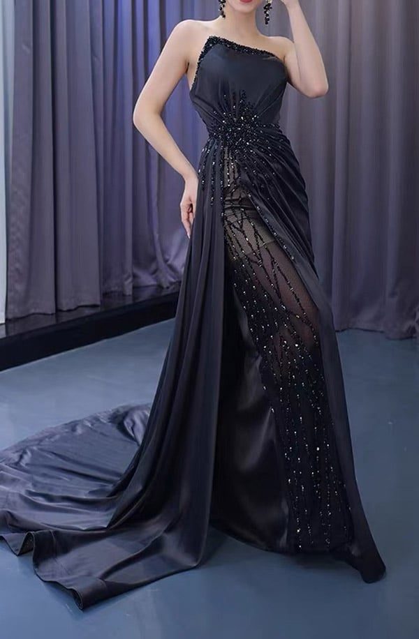 Seitenansicht des schmalen schwarzen Brautkleids mit Schlitz und Glitzerdetails – LAFANTA Berlin