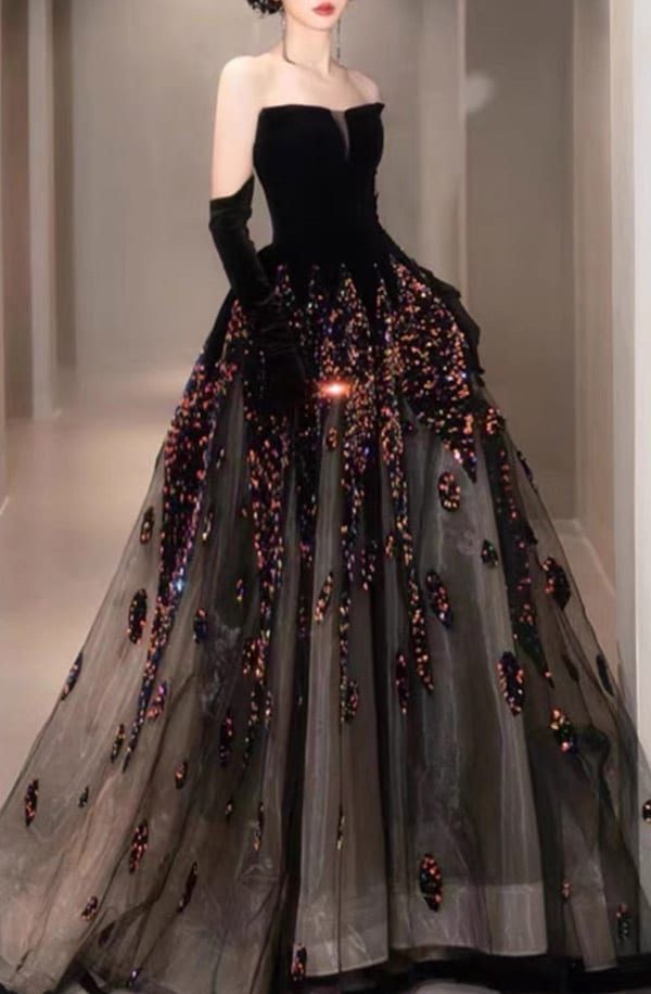 Frontansicht schwarzes Hochzeitskleid mit Glitzer – exklusiv designt in Berlin von LAFANTA Dark Couture