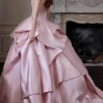 Rosafarbenes Satin-Brautkleid mit voluminösem Ballrock