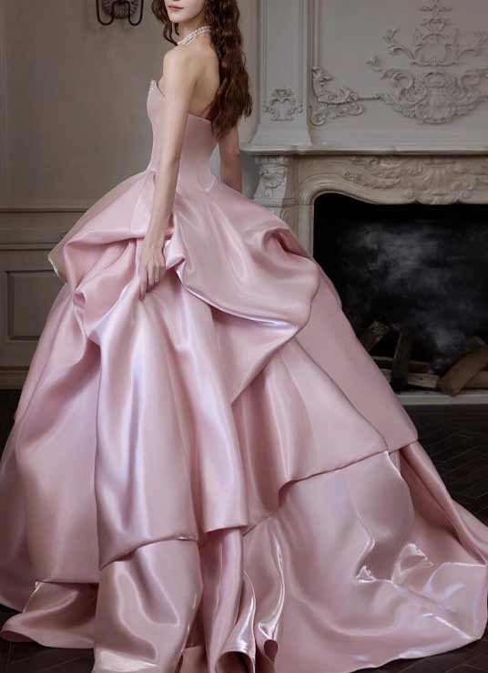 Rosafarbenes Satin-Brautkleid mit voluminösem Ballrock