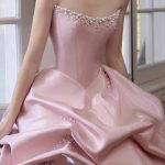 Rosafarbenes Satin-Brautkleid mit perlenbesetztem Dekolleté