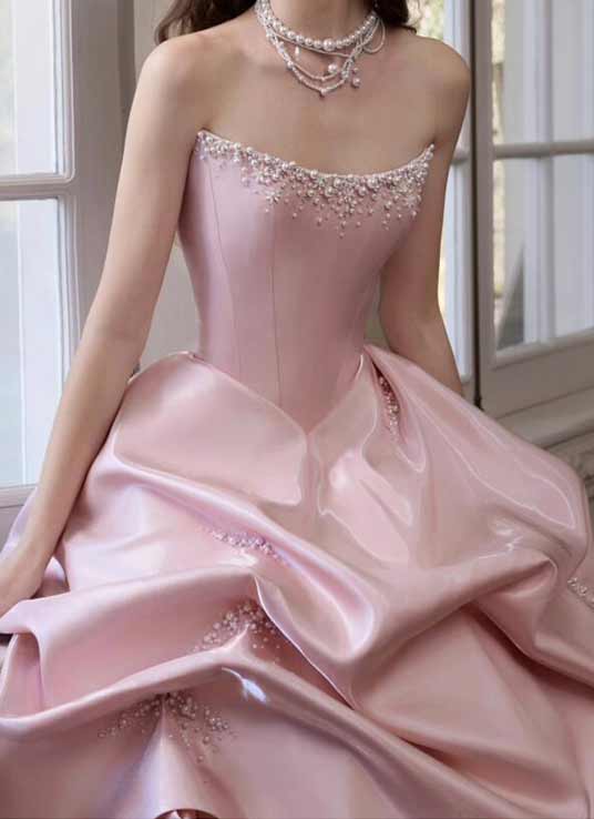 Rosafarbenes Satin-Brautkleid mit perlenbesetztem Dekolleté