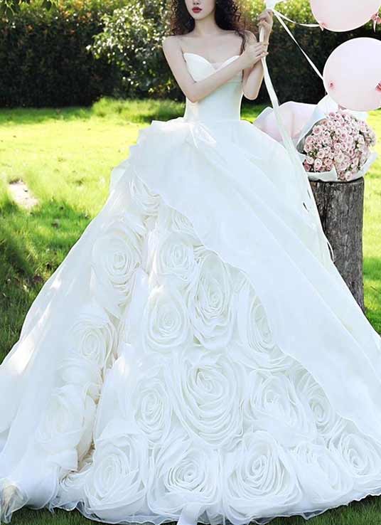 Brautkleid mit 3D-Rosenrock und Satin Corsage – romantischer Prinzessinnen-Stil, exklusiv bei Lafanta Brautmode Berlin
