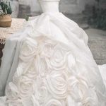 Brautkleid mit Satin Corsage und voluminösem 3D-Rosenrock – exklusiv bei Lafanta Brautmode Berlin