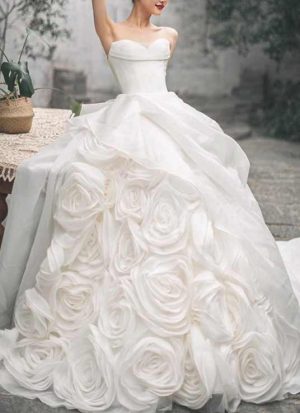Brautkleid mit Satin Corsage und voluminösem 3D-Rosenrock – exklusiv bei Lafanta Brautmode Berlin