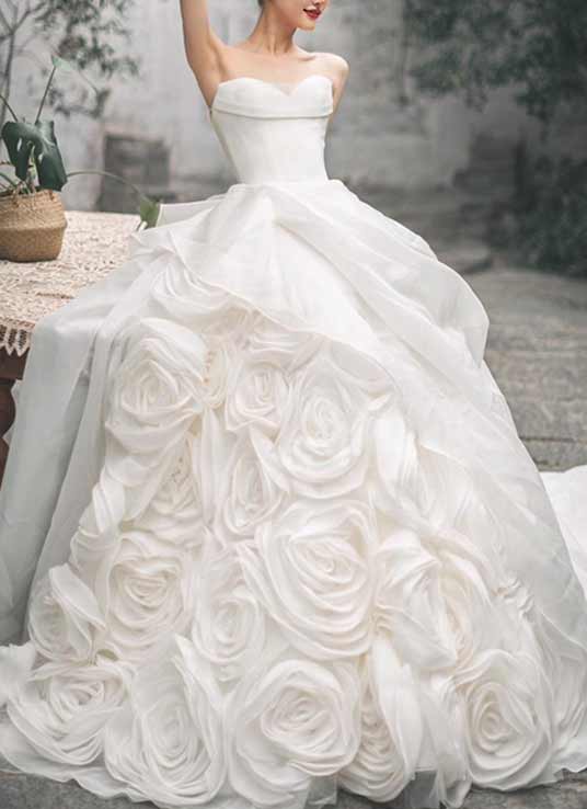 Brautkleid mit Satin Corsage und voluminösem 3D-Rosenrock – exklusiv bei Lafanta Brautmode Berlin