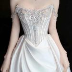 Detailansicht: funkelnde Korsage mit Perlen & Kristallen am Brautkleid