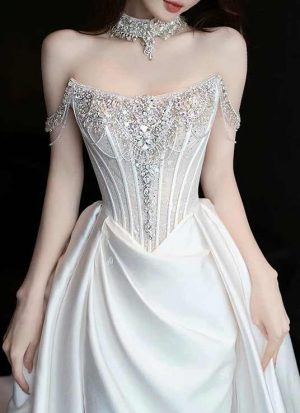 Detailansicht: funkelnde Korsage mit Perlen & Kristallen am Brautkleid