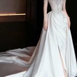 Brautkleid mit glitzernder Korsage und Satinrock mit Schleppe