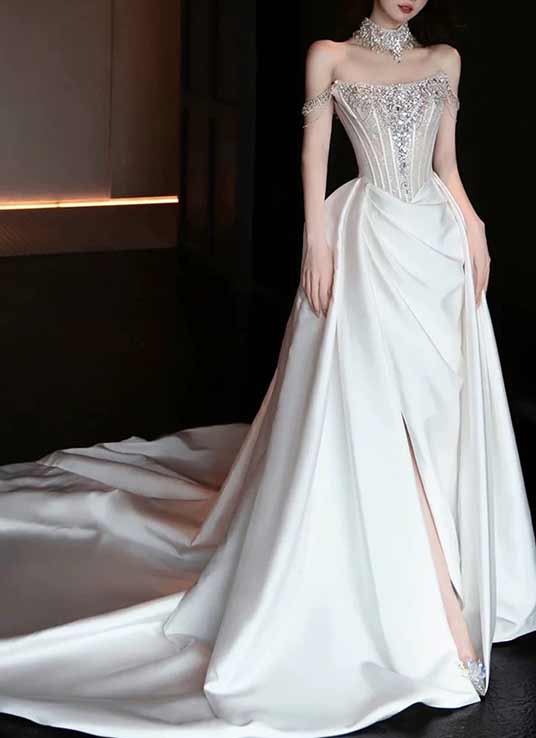 Brautkleid mit glitzernder Korsage und Satinrock mit Schleppe
