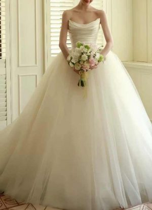 Prinzessinnen Brautkleid mit Satin Corsage und Tüllrock – exklusiv in Berlin bei Lafanta