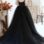 Schwarzes Brautkleid mit langer Schleppe und Korsage – glamouröses Ballkleid aus Tüll von LAFANTA Berlin.