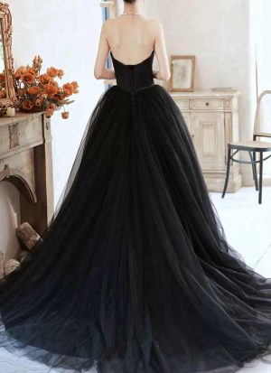 Schwarzes Brautkleid mit langer Schleppe und Korsage – glamouröses Ballkleid aus Tüll von LAFANTA Berlin.
