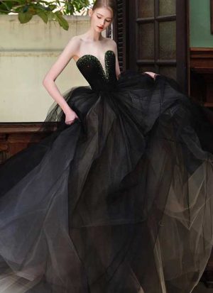 Schwarzes Brautkleid aus der LAFANTA Dark Couture Kollektion – elegantes Tüllkleid mit herzförmigem Ausschnitt und voluminösem Rock, Design aus Berlin.