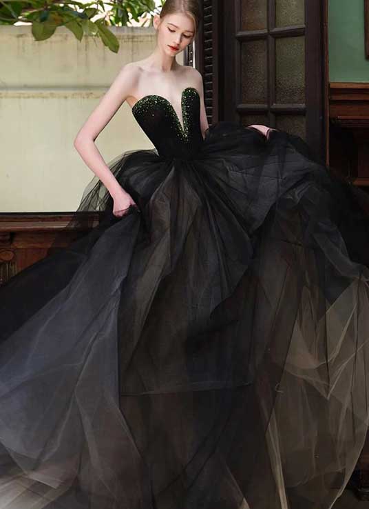 Schwarzes Brautkleid aus der LAFANTA Dark Couture Kollektion – elegantes Tüllkleid mit herzförmigem Ausschnitt und voluminösem Rock, Design aus Berlin.