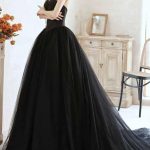 Luxuriöses schwarzes Brautkleid mit Korsage und weitem Tüllrock – exklusiv gefertigt von LAFANTA Berlin.