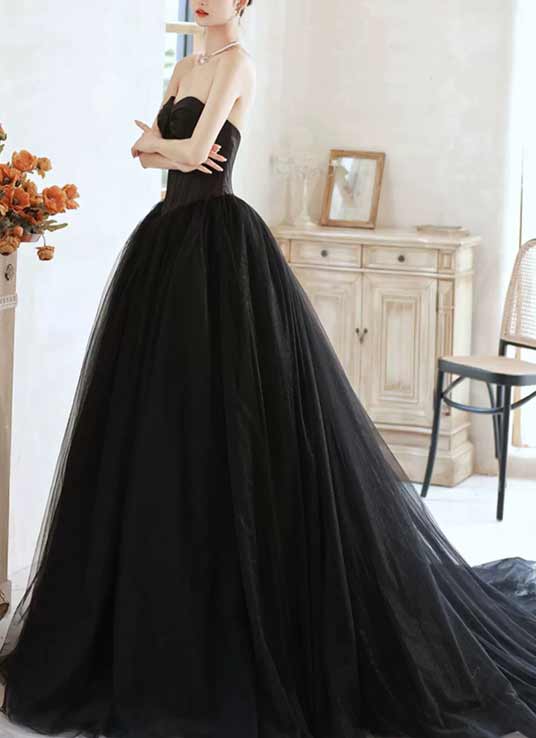 Luxuriöses schwarzes Brautkleid mit Korsage und weitem Tüllrock – exklusiv gefertigt von LAFANTA Berlin.
