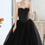 Elegantes schwarzes Brautkleid mit Korsage von LAFANTA Berlin – feminines Ballkleid aus Tüll mit Herz-Ausschnitt und luxuriösem Volumen.