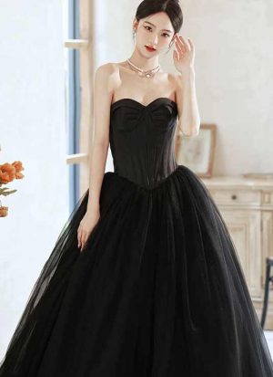Elegantes schwarzes Brautkleid mit Korsage von LAFANTA Berlin – feminines Ballkleid aus Tüll mit Herz-Ausschnitt und luxuriösem Volumen.