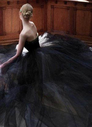 Schwarzes Brautkleid mit Korsage aus der LAFANTA Dark Couture Kollektion – elegantes Tüllkleid mit herzförmigem Ausschnitt, Design aus Berlin.