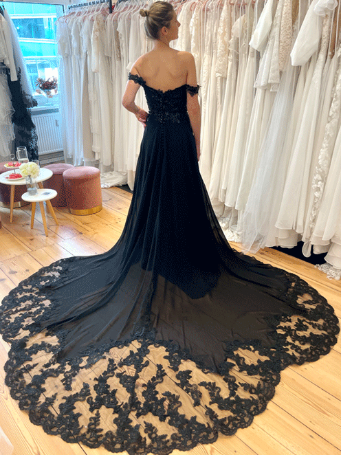 Schwarzes Brautkleid mit langer Schleppe