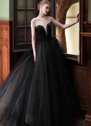 Schwarzes Brautkleid mit grünen Glitzer-Details aus der LAFANTA Dark Couture Kollektion – Design aus Berlin für außergewöhnliche Bräute.
