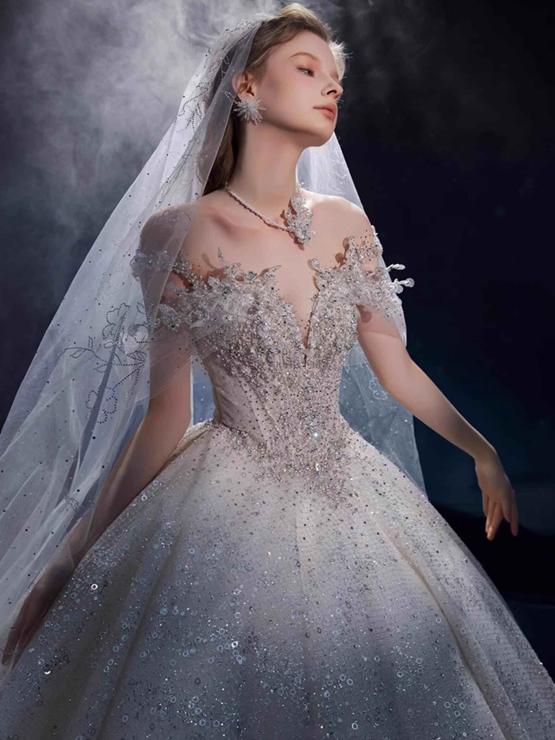 Prinzessinnen-Brautkleid mit Glitzer, Stickereien, Schleier und Off-Shoulder-Trägern – LAFANTA Brautmode Berlin