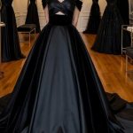 Modernes schwarzes Brautkleid aus Satin mit minimalistischem Wickel-Dekolleté und weitem Ballkleid-Rock