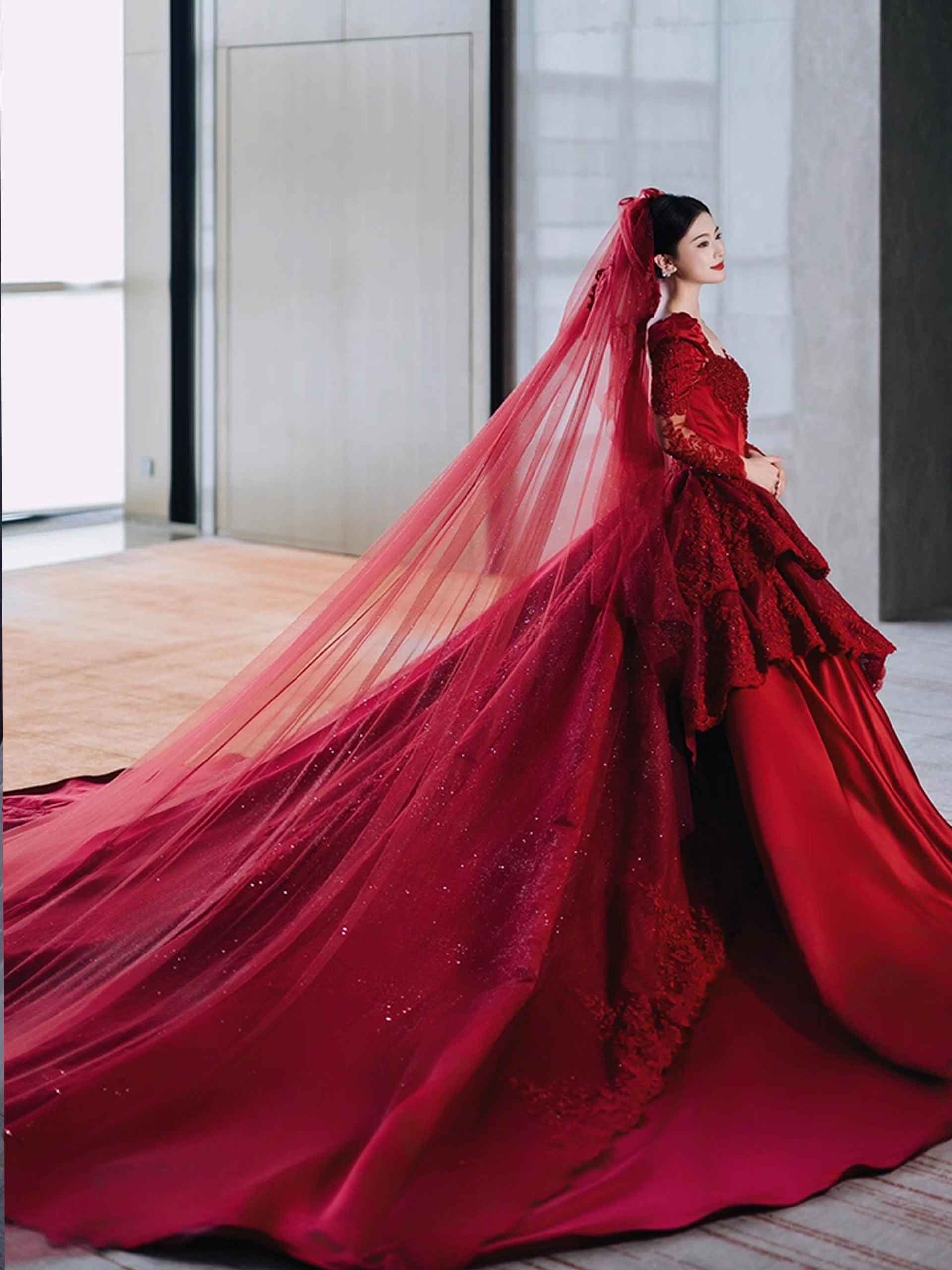 Rotes Brautkleid mit Spitze, langer Schleppe und rotem Schleier – farbiges Brautkleid von LAFANTA Berlin