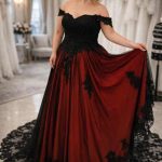 Ein prachtvolles Brautkleid in Schwarz und Rot im A-Linien-Schnitt. Das Design besticht durch die Kombination aus dunkelrotem Stoff und einer edlen schwarzen Spitzenüberlagerung sowie eleganten Off-Shoulder-Trägern.