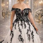 Schwarz-weißes A-Linien Brautkleid mit floraler Spitze und Carmen-Ausschnitt von Lafanta