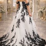 Rückansicht eines schwarz-weißen Brautkleids mit Korsage, floraler Spitze und langer Schleppe von Lafanta