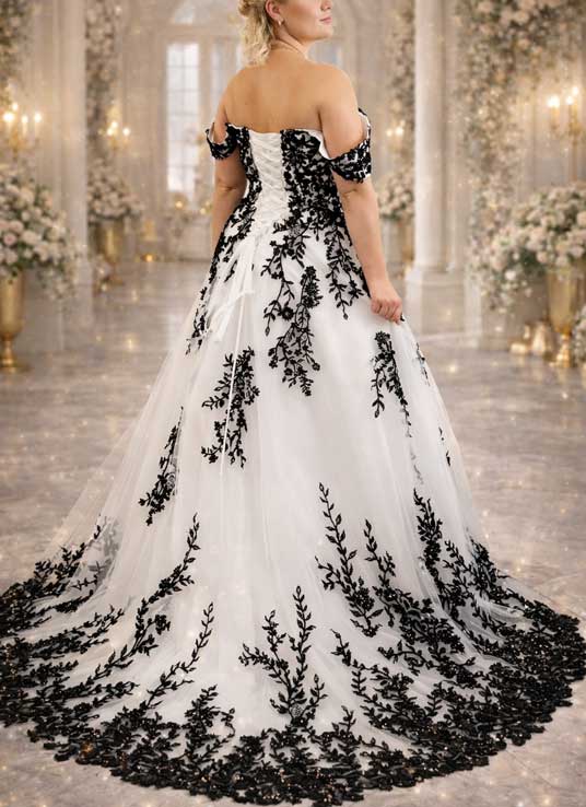 Rückansicht eines schwarz-weißen Brautkleids mit Korsage, floraler Spitze und langer Schleppe von Lafanta