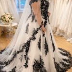 Schwarz-weißes Brautkleid mit Korsage, Off-Shoulder-Trägern und prachtvoller schwarzer Spitze auf hellem Tüll. Design von LAFANTA.