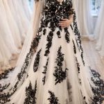 Schwarz weißes Brautkleid mit Off-Shoulder Trägern, Korsage und dramatischer schwarzer Spitze von LAFANTA.