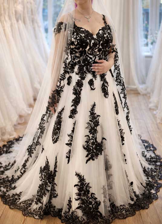 Schwarz weißes Brautkleid mit Off-Shoulder Trägern, Korsage und dramatischer schwarzer Spitze von LAFANTA.