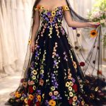 schwarzes Brautkleid mit bunten Blumen-Stickereien und passendem bestickten Schleier