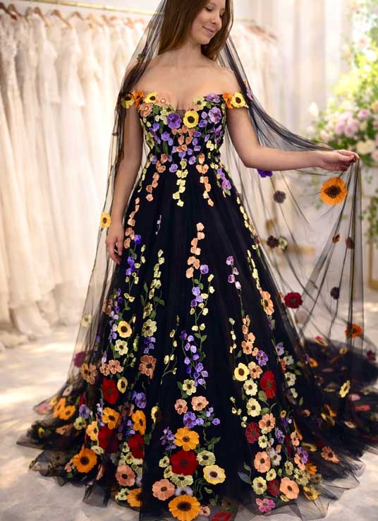 schwarzes Brautkleid mit bunten Blumen-Stickereien und passendem bestickten Schleier