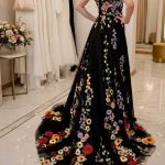 Rückansicht eines schwarzen Tüll-Brautkleids mit bunten Blumen-Stickereien und langer Schleppe