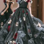 Schwarzes Brautkleid mit Blumen – romantisches Dark Couture Design von LAFANTA Berlin
