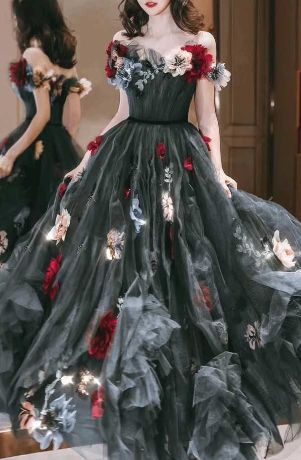 Schwarzes Brautkleid mit Blumen – romantisches Dark Couture Design von LAFANTA Berlin