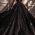 Dramatisches schwarzes Prinzessin-Brautkleid mit halbtransparenter Korsage, Glitzer-Tüllrock und Off-the-Shoulder-Ärmeln.