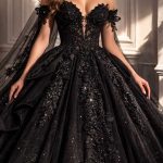 Detailaufnahme der schwarzen floralen Spitzen-Applikationen und glitzernden Pailletten auf einem Prinzessin-Brautkleid.