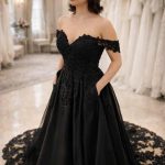Schwarzes Satin Brautkleid mit Taschen, Off-Shoulder Ausschnitt und eleganter A-Linie – Rückansicht mit Schleppe. LAFANTA Dark Couture.