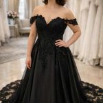 Schwarzes Satin Brautkleid mit herzförmigem Ausschnitt, Off-Shoulder Spitzenträgern und einer filigran bestickten Korsage von LAFANTA.