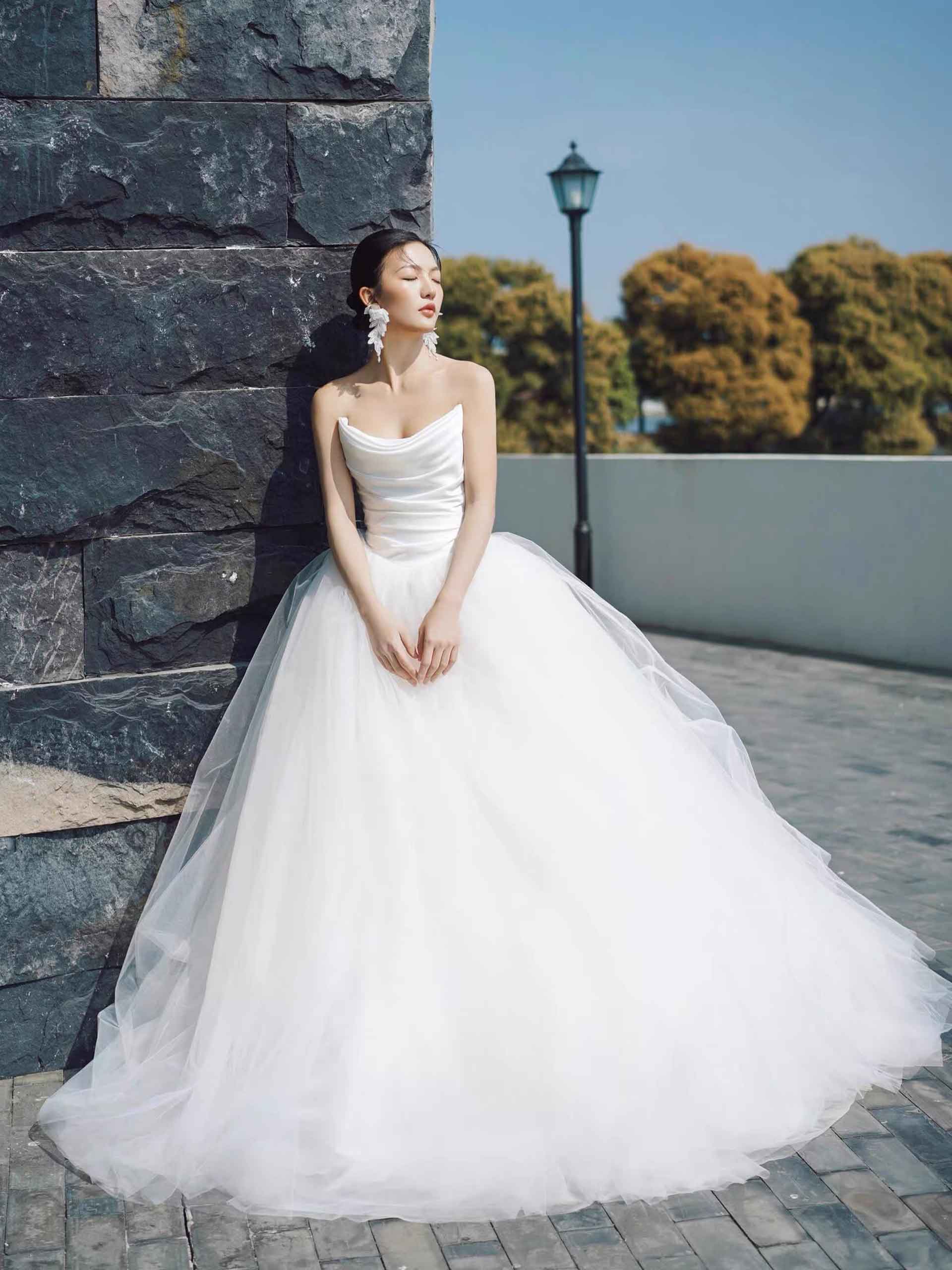 Braut in weißem A-Linie Brautkleid mit Satin-Oberteil und weitem Tüllrock – LAFANTA Brautmode Berlin
